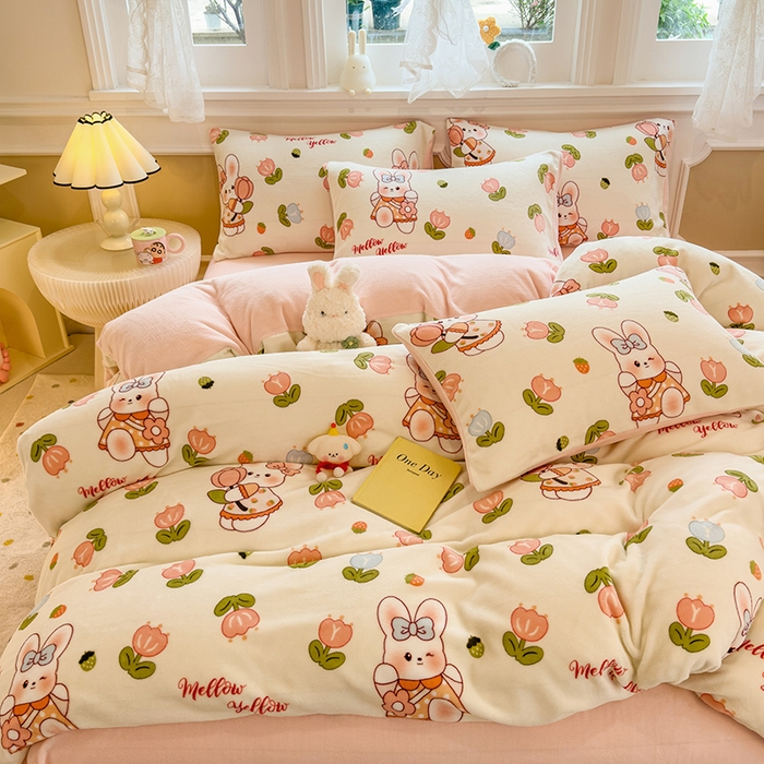 91家纺网 家纺一手货源 找家纺 摩妮卡 2025新款小清新牛奶绒印花四件套床单款床笠单被套-场景1 早安兔