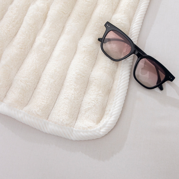 91家纺网 家纺一手货源 找家纺 来菲毛毯 2025新款北欧四季款大抽条盖毯纯色简约办公室午睡毛毯 米白