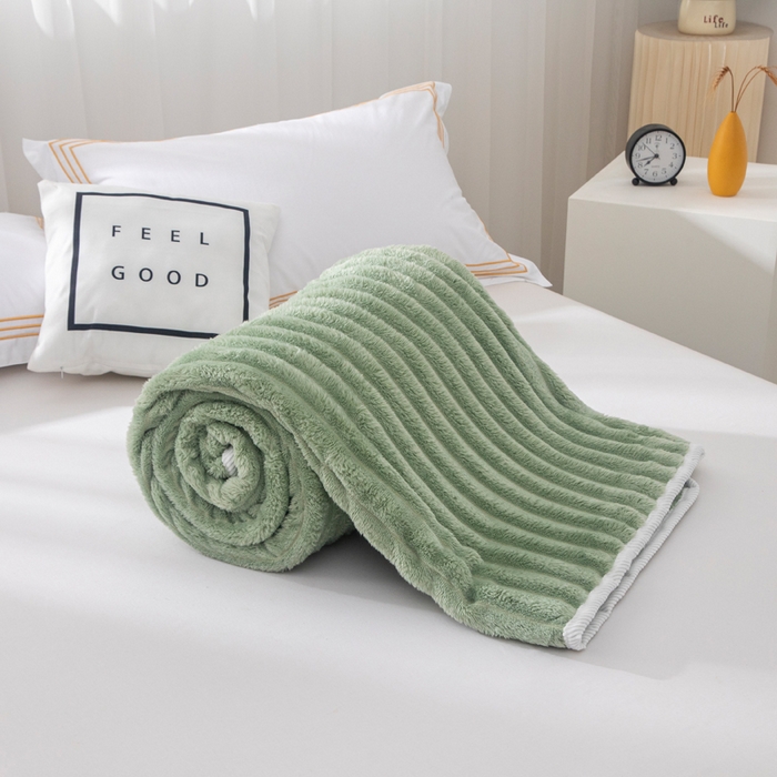 91家纺网 家纺一手货源 找家纺 来菲毛毯 2025新款北欧四季款大抽条盖毯纯色简约办公室午睡毛毯 草绿