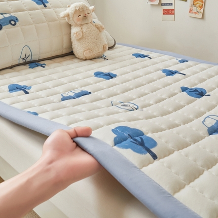 91家纺网 家纺一手货源 找家纺 （总）花言狐语 2025新款水洗棉加厚夹棉防滑床褥子（印花系列）-学生单人床