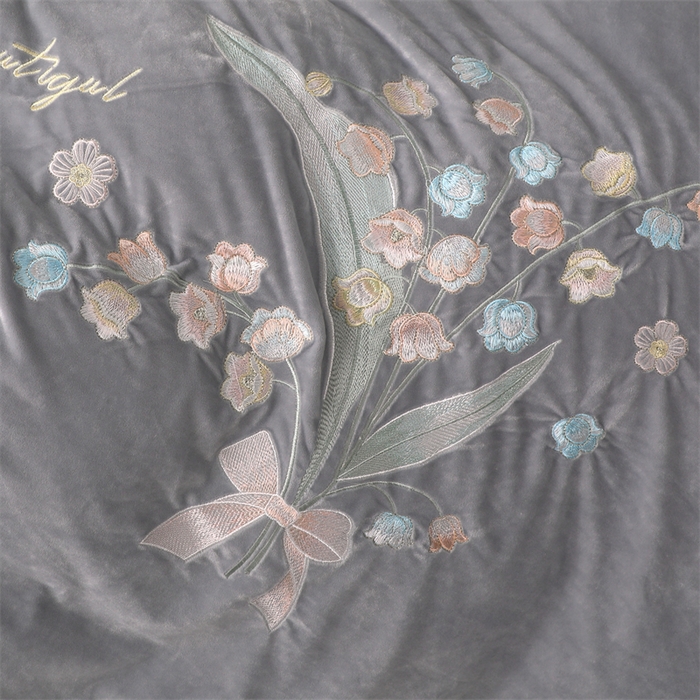 91家纺网 家纺一手货源 找家纺 优姿家纺 2024新品宝宝绒11斤夹棉床盖保暖四件套 铃兰花-轻奢灰