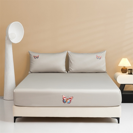 91家纺网 家纺一手货源 找家纺 （总）蓝米卡夫 2024新款A类100支全棉刺绣蝶恋系列单床笠三件套