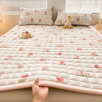 91家纺网 家纺一手货源 找家纺 （总）花言狐语 2025新款水洗棉加厚夹棉防滑床褥子（印花系列）-大床