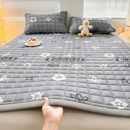 91家纺网 家纺一手货源 找家纺 （总）花言狐语 2025新款水洗棉加厚夹棉防滑床褥子（印花系列）-大床