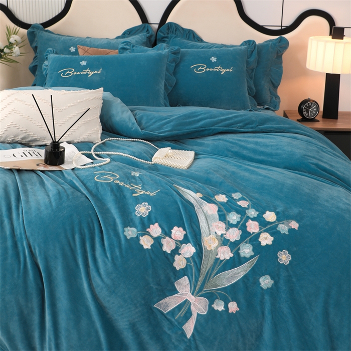 91家纺网 家纺一手货源 找家纺 优姿家纺 2024新品宝宝绒11斤夹棉床盖保暖四件套 铃兰花-宝石蓝