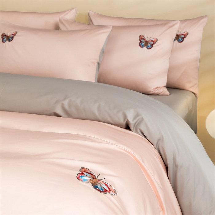 91家纺网 家纺一手货源 找家纺 蓝米卡夫 2024新款A类100支全棉刺绣蝶恋系列四件套(礼盒包装） 蝶恋100支-蔷薇粉配雅士灰