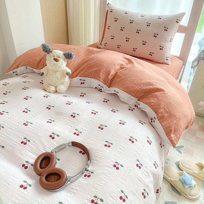 91家纺网 家纺一手货源 找家纺 安哆啦家纺 2024新款A类有氧泡泡纱云纱棉学生季宿舍床三四件套 小樱桃