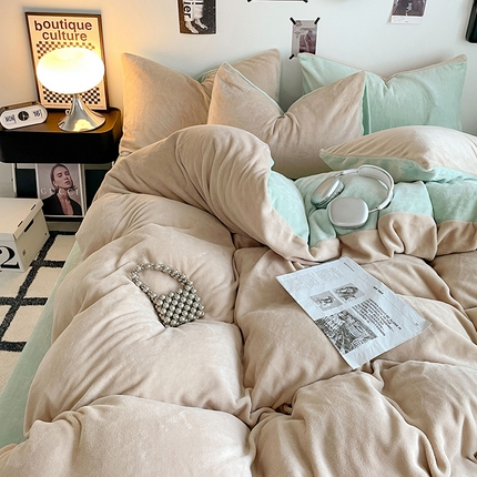 91家纺网 家纺一手货源 找家纺 悦织语 2025秋冬新款A类纯色双拼200g加厚牛奶绒四件套 奶茶+冰海蓝