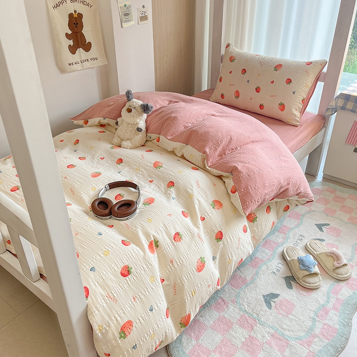 91家纺网 家纺一手货源 找家纺 安哆啦家纺 2024新款A类有氧泡泡纱云纱棉学生季宿舍床三四件套 小草莓