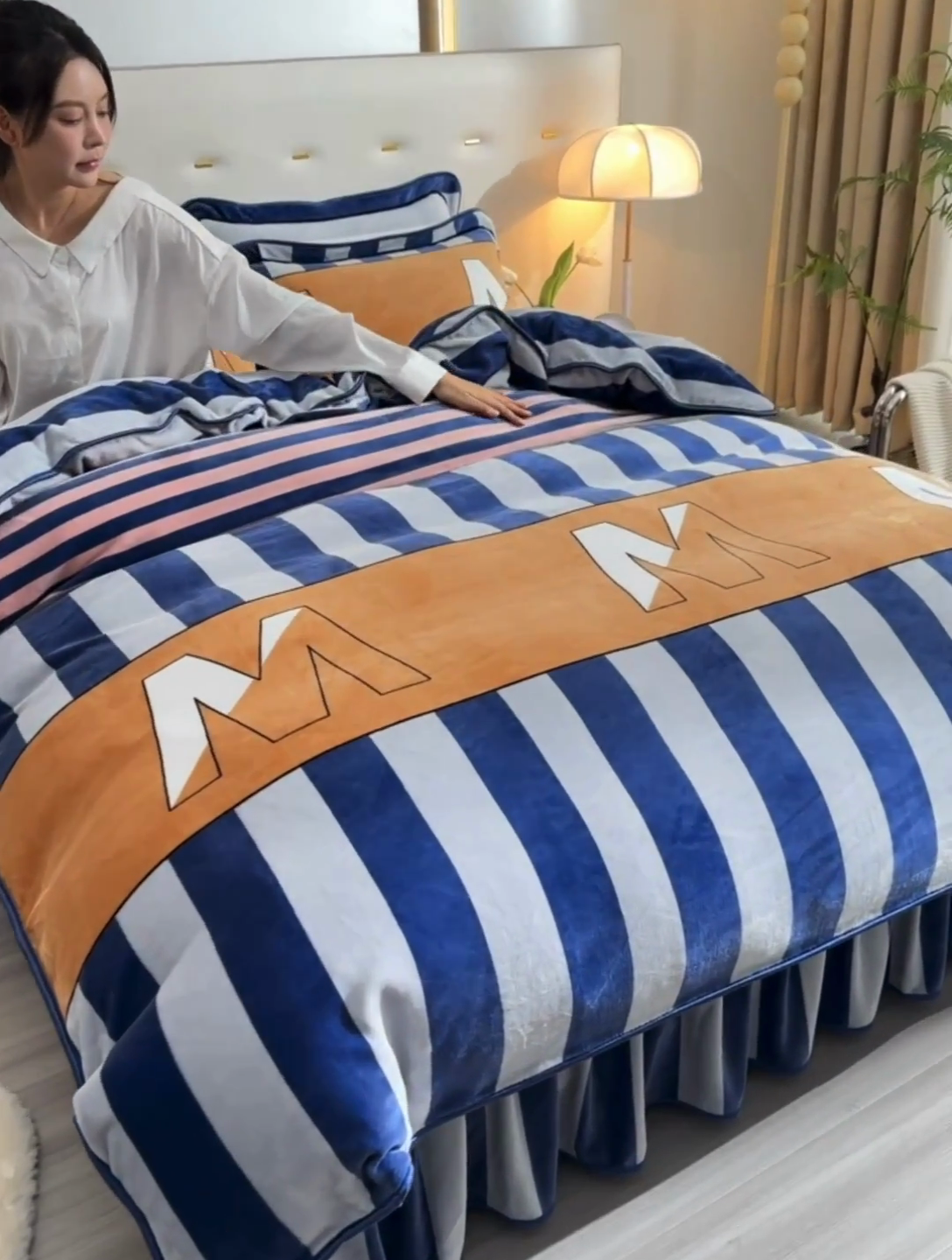 91家纺网 家纺一手货源 找家纺 馨梦缘 2025新款小包边款牛奶绒8.5斤高克重牛奶绒金雕绒床裙款四件套 靓丽青春