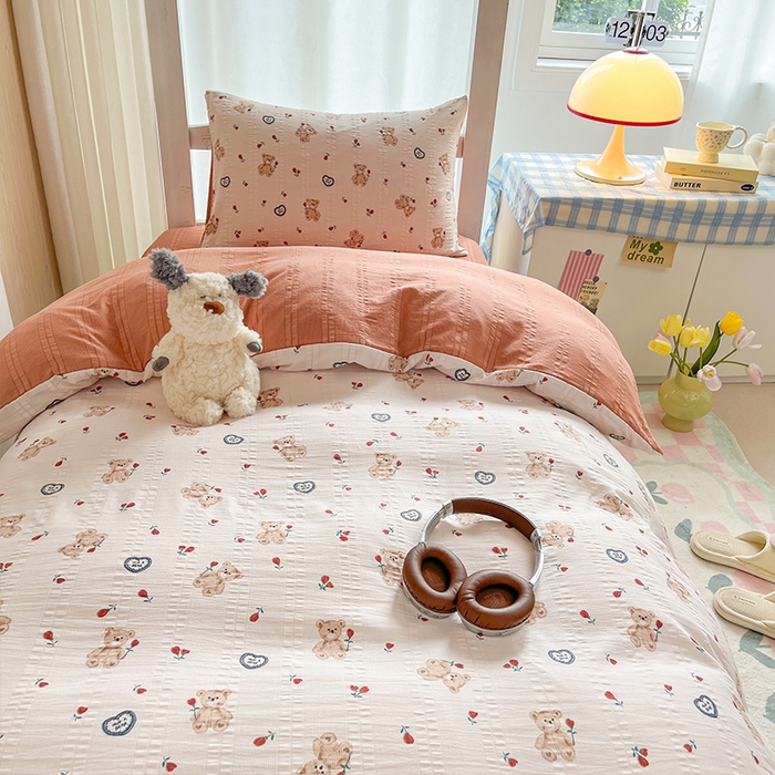 91家纺网 家纺一手货源 找家纺 安哆啦家纺 2024新款A类有氧泡泡纱云纱棉学生季宿舍床三四件套 采花熊