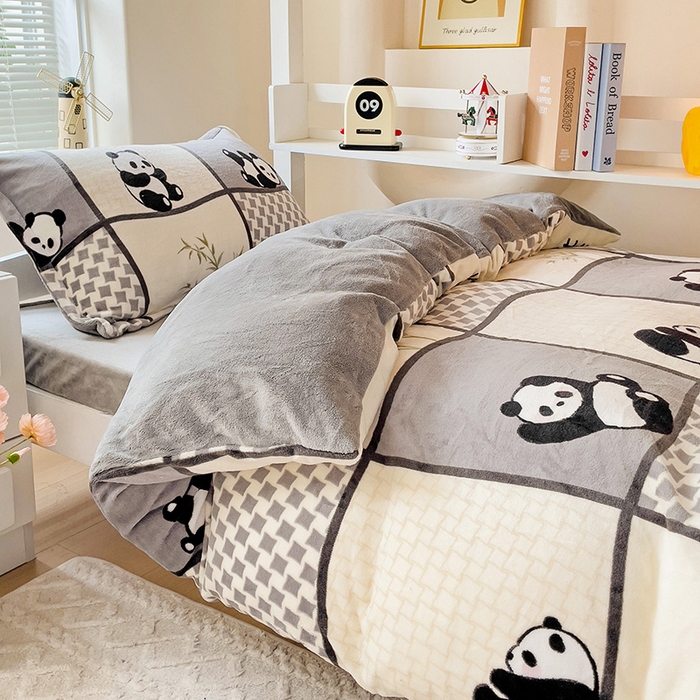 91家纺网 家纺一手货源 找家纺 卡普二店 2024新款牛奶绒学生三件套系列 熊猫皮皮