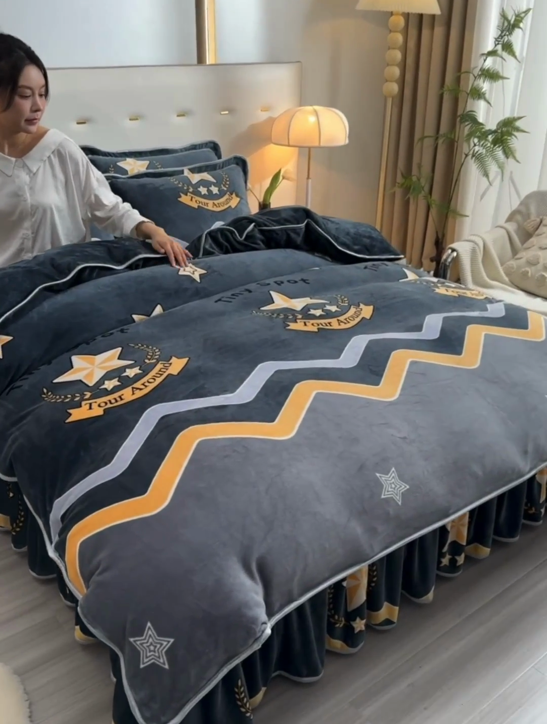 91家纺网 家纺一手货源 找家纺 馨梦缘 2025新款小包边款牛奶绒8.5斤高克重牛奶绒金雕绒床裙款四件套 明日之星