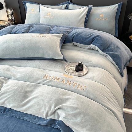 91家纺网 家纺一手货源 找家纺 莱凯家纺 2025新款牛奶绒双拼绣花四件套-山茶 山茶（浅蓝+宝蓝）