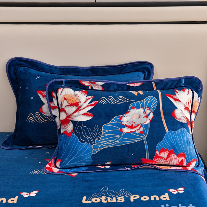 91家纺网 家纺一手货源 找家纺 馨梦缘 2025新款小包边款牛奶绒8.5斤高克重牛奶绒金雕绒床裙款四件套 富贵花开