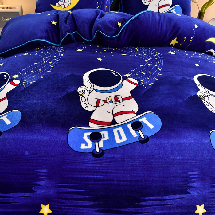 91家纺网 家纺一手货源 找家纺 馨梦缘 2025新款小包边款牛奶绒8.5斤高克重牛奶绒金雕绒床裙款四件套 宇航员