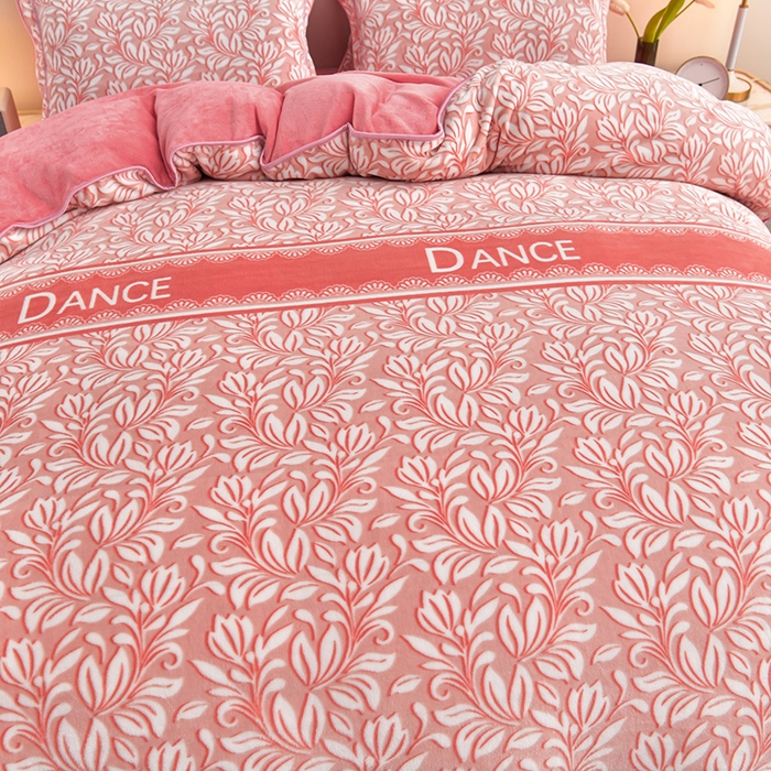 91家纺网 家纺一手货源 找家纺 馨梦缘 2025新款小包边款牛奶绒8.5斤高克重牛奶绒金雕绒床裙款四件套 红粉佳人