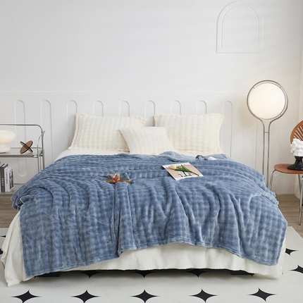 91家纺网 家纺一手货源 找家纺 悦织湾家纺 2025新款布兰卡系列仿兔毛小泡泡兔纯色牛奶绒毛毯 布兰卡-星空蓝