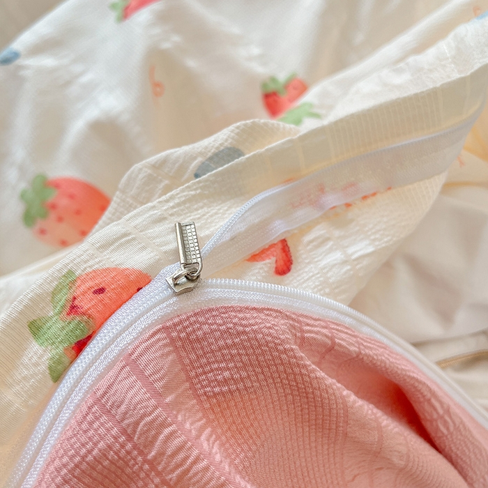 91家纺网 家纺一手货源 找家纺 安哆啦家纺 2024新款A类有氧泡泡纱云纱棉学生季宿舍床三四件套 小草莓