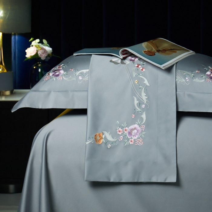 91家纺网 家纺一手货源 找家纺 美娘阁2025新款双股长绒棉居家款四件套 花与爱丽丝-高级灰