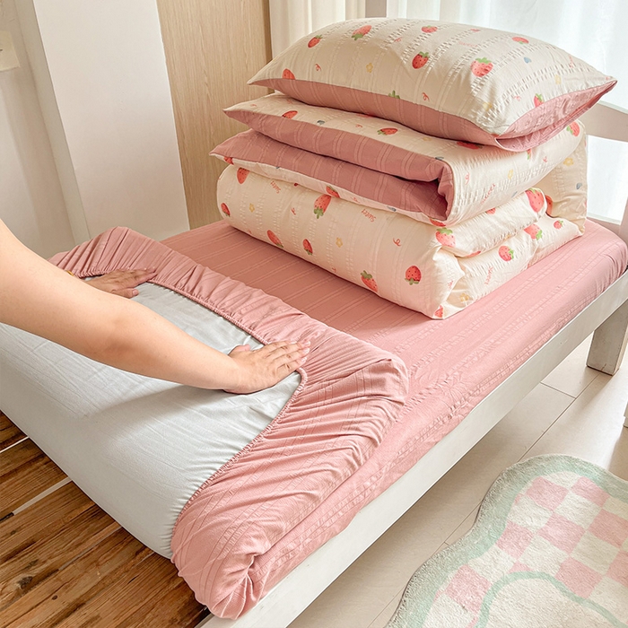 91家纺网 家纺一手货源 找家纺 安哆啦家纺 2024新款A类有氧泡泡纱云纱棉学生季宿舍床三四件套 小草莓