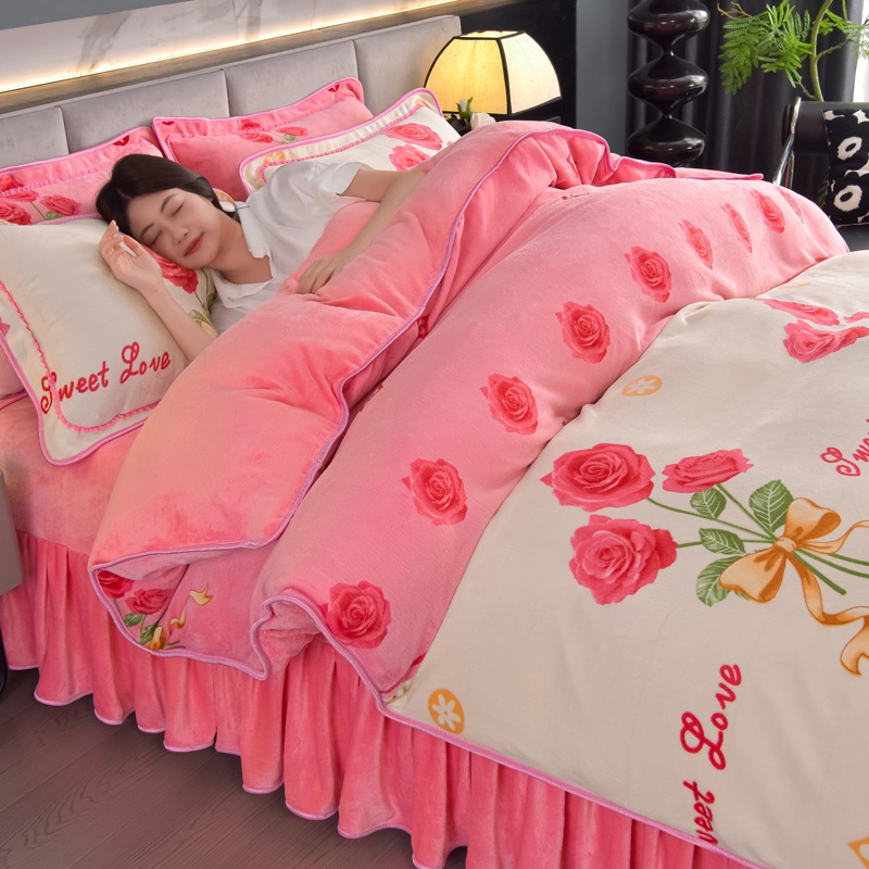 91家纺网 家纺一手货源 找家纺 锦铭源2025年7斤加厚印花牛奶绒四件套水晶法莱金貂绒床裙款粉玫瑰