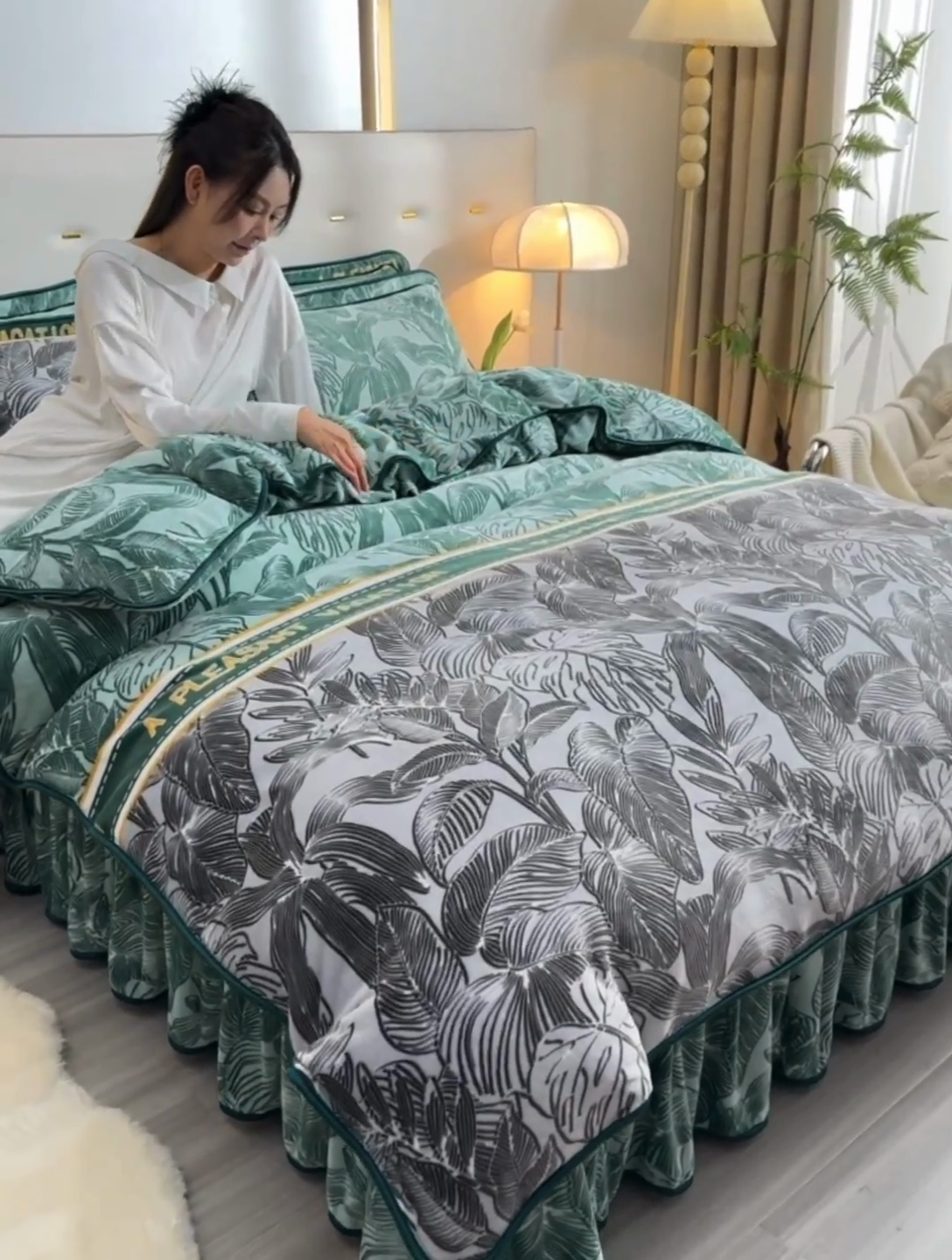 91家纺网 家纺一手货源 找家纺 馨梦缘 2025新款小包边款牛奶绒8.5斤高克重牛奶绒金雕绒床裙款四件套 叶语浪漫