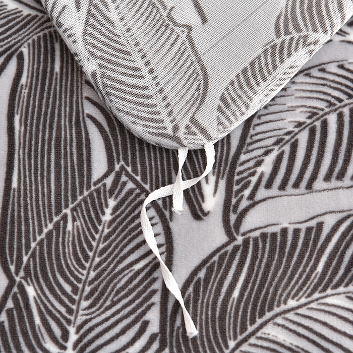 91家纺网 家纺一手货源 找家纺 馨梦缘 2025新款小包边款牛奶绒8.5斤高克重牛奶绒金雕绒床裙款四件套 叶语浪漫