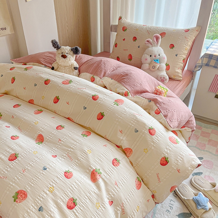 91家纺网 家纺一手货源 找家纺 安哆啦家纺 2024新款A类有氧泡泡纱云纱棉学生季宿舍床三四件套 小草莓