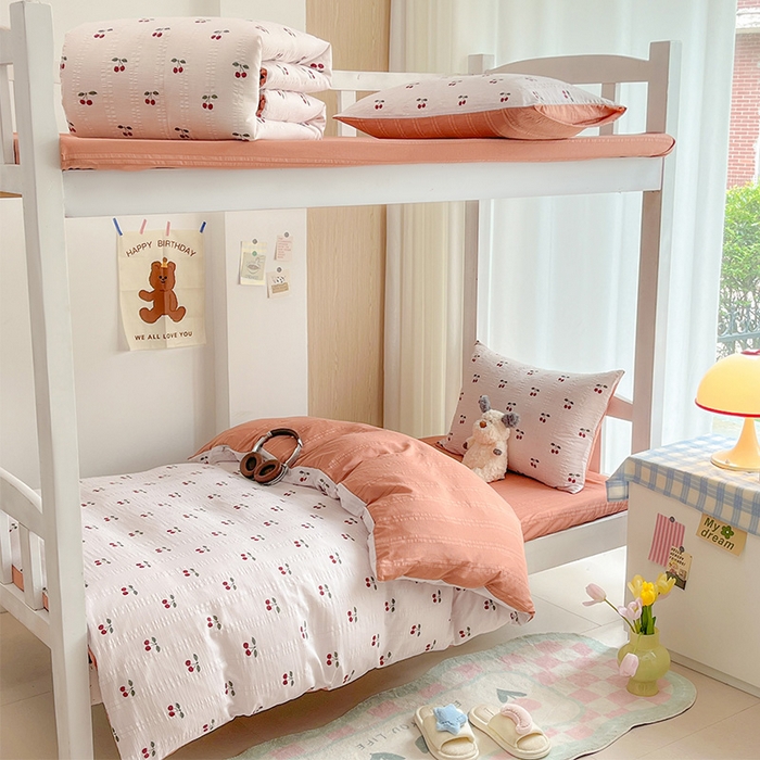 91家纺网 家纺一手货源 找家纺 安哆啦家纺 2024新款A类有氧泡泡纱云纱棉学生季宿舍床三四件套 小樱桃