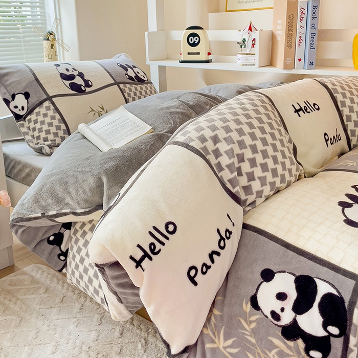 91家纺网 家纺一手货源 找家纺 卡普二店 2024新款牛奶绒学生三件套系列 熊猫皮皮