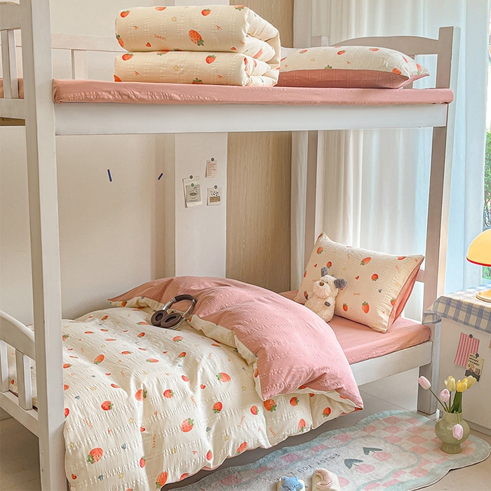 91家纺网 家纺一手货源 找家纺 安哆啦家纺 2024新款A类有氧泡泡纱云纱棉学生季宿舍床三四件套 小草莓