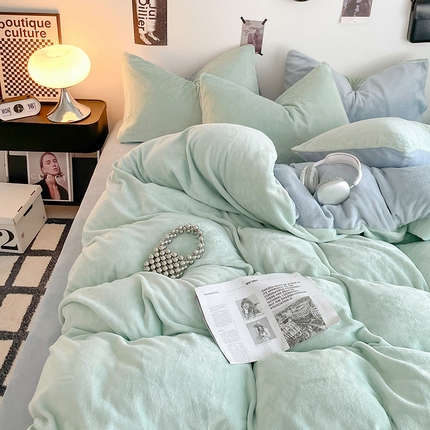 91家纺网 家纺一手货源 找家纺 悦织语 2025秋冬新款A类纯色双拼200g加厚牛奶绒四件套 冰海蓝+婴儿蓝