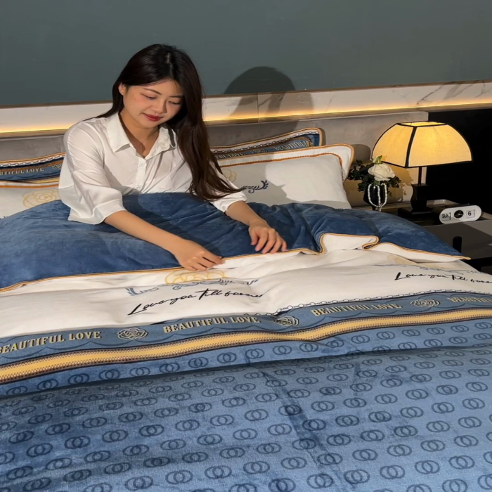 91家纺网 家纺一手货源 找家纺 锦铭源2025直播印花7斤牛奶绒金貂水晶法莱珊瑚绒四件套床裙款 时光偶遇