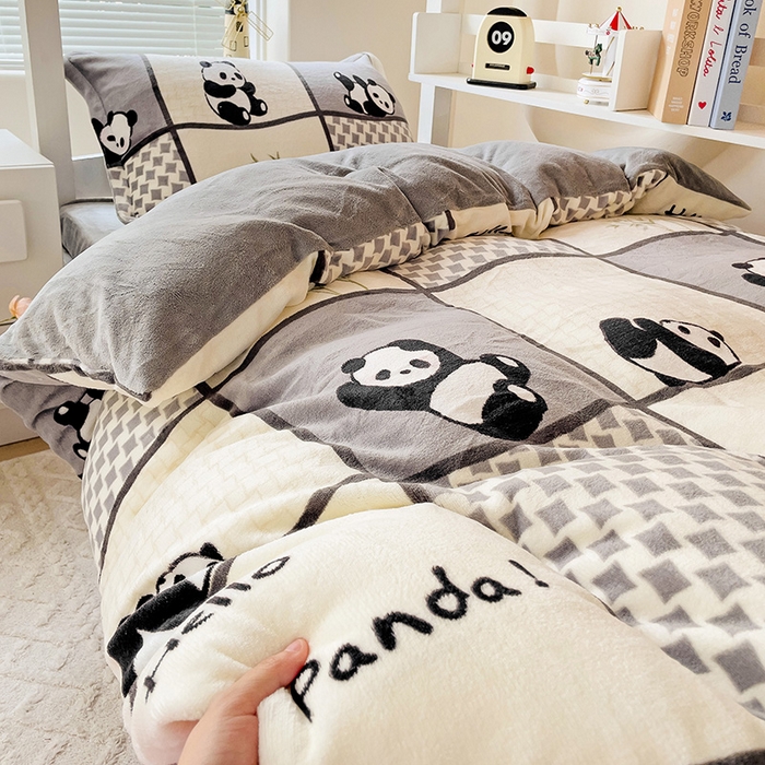 91家纺网 家纺一手货源 找家纺 卡普二店 2024新款牛奶绒学生三件套系列 熊猫皮皮