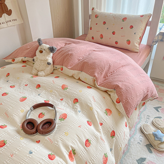 91家纺网 家纺一手货源 找家纺 安哆啦家纺 2024新款A类有氧泡泡纱云纱棉学生季宿舍床三四件套 小草莓