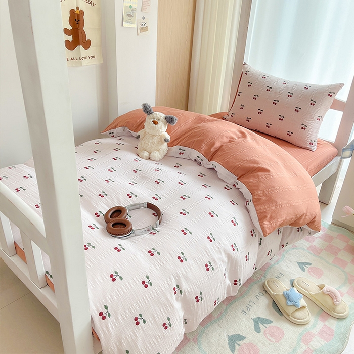 91家纺网 家纺一手货源 找家纺 安哆啦家纺 2024新款A类有氧泡泡纱云纱棉学生季宿舍床三四件套 小樱桃