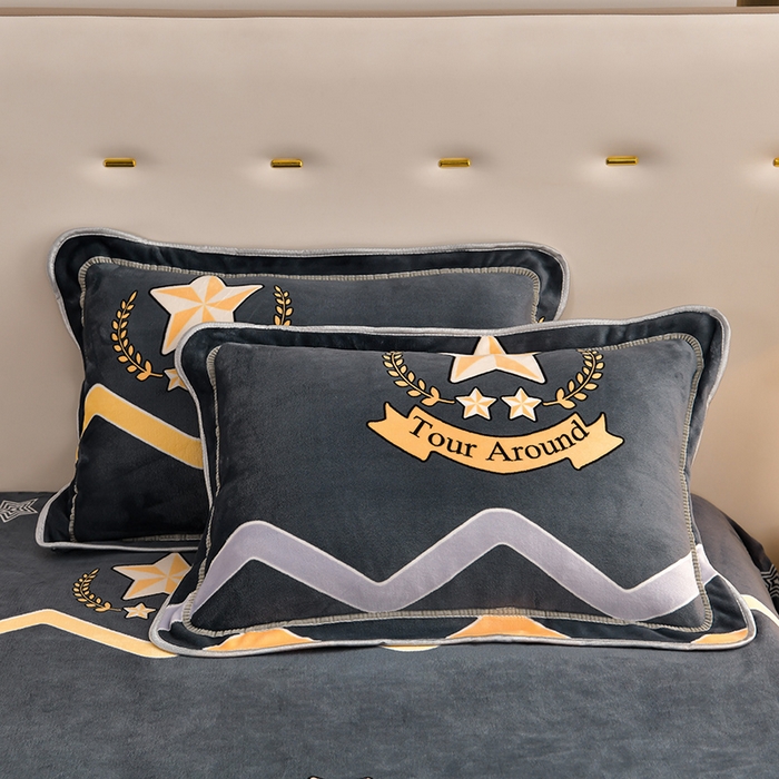 91家纺网 家纺一手货源 找家纺 馨梦缘 2025新款小包边款牛奶绒8.5斤高克重牛奶绒金雕绒床裙款四件套 明日之星