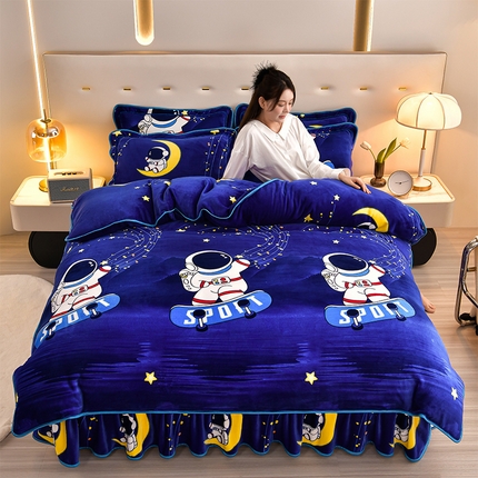 91家纺网 家纺一手货源 找家纺 馨梦缘 2025新款小包边款牛奶绒8.5斤高克重牛奶绒金雕绒床裙款四件套 宇航员