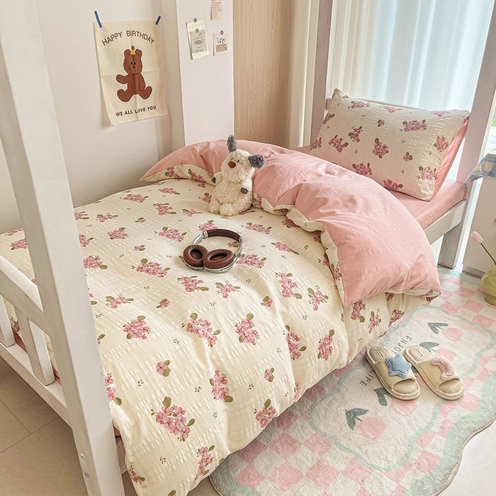 91家纺网 家纺一手货源 找家纺 安哆啦家纺 2024新款A类有氧泡泡纱云纱棉学生季宿舍床三四件套 绣球粉