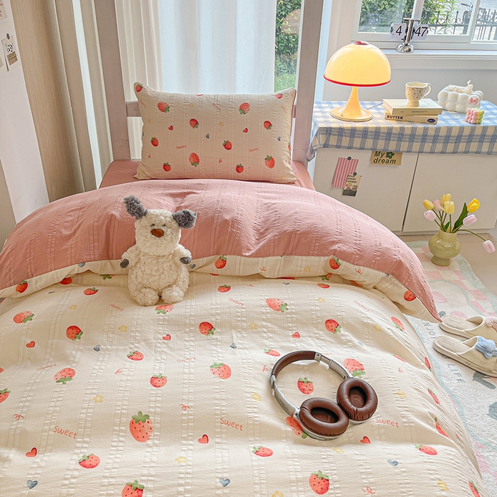 91家纺网 家纺一手货源 找家纺 安哆啦家纺 2024新款A类有氧泡泡纱云纱棉学生季宿舍床三四件套 小草莓