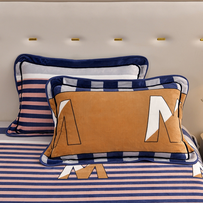 91家纺网 家纺一手货源 找家纺 馨梦缘 2025新款小包边款牛奶绒8.5斤高克重牛奶绒金雕绒床裙款四件套 靓丽青春