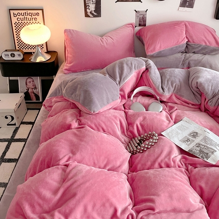 91家纺网 家纺一手货源 找家纺 悦织语 2025秋冬新款A类纯色双拼200g加厚牛奶绒四件套 玫红+紫灰