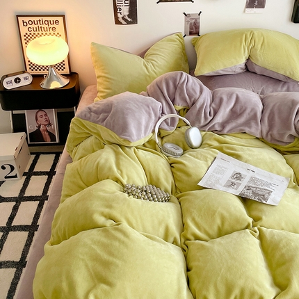 91家纺网 家纺一手货源 找家纺 悦织语 2025秋冬新款A类纯色双拼200g加厚牛奶绒四件套 芥末绿+紫灰