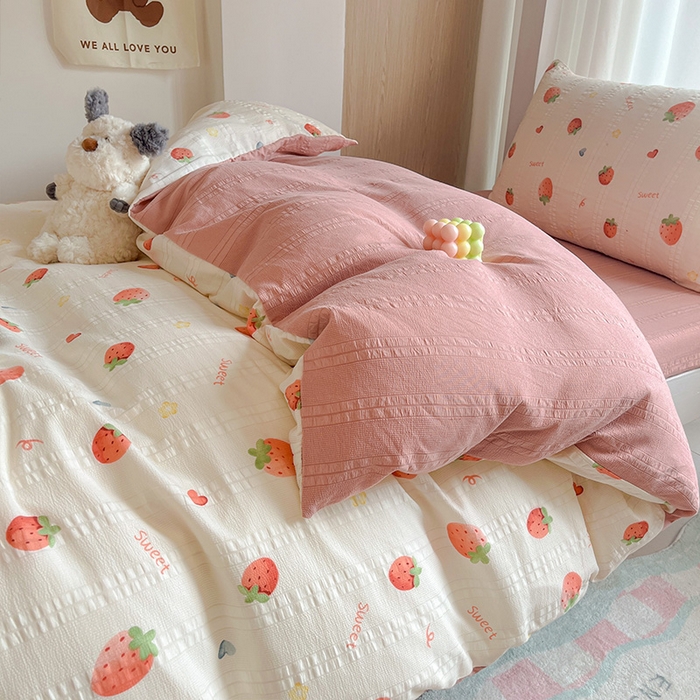 91家纺网 家纺一手货源 找家纺 安哆啦家纺 2024新款A类有氧泡泡纱云纱棉学生季宿舍床三四件套 小草莓