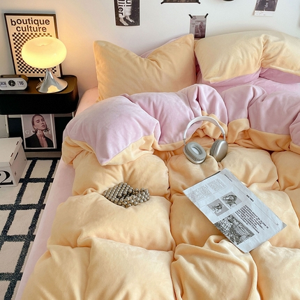 91家纺网 家纺一手货源 找家纺 悦织语 2025秋冬新款A类纯色双拼200g加厚牛奶绒四件套 奶黄+桃粉