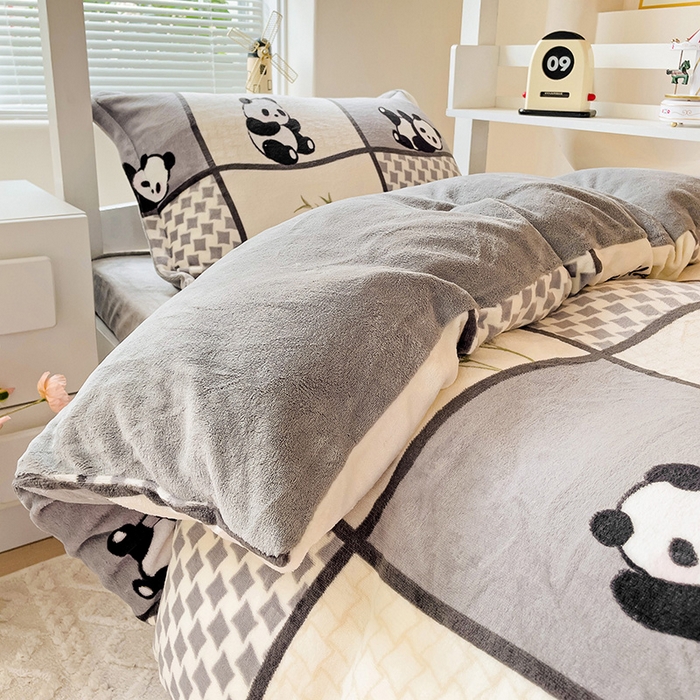 91家纺网 家纺一手货源 找家纺 卡普二店 2024新款牛奶绒学生三件套系列 熊猫皮皮