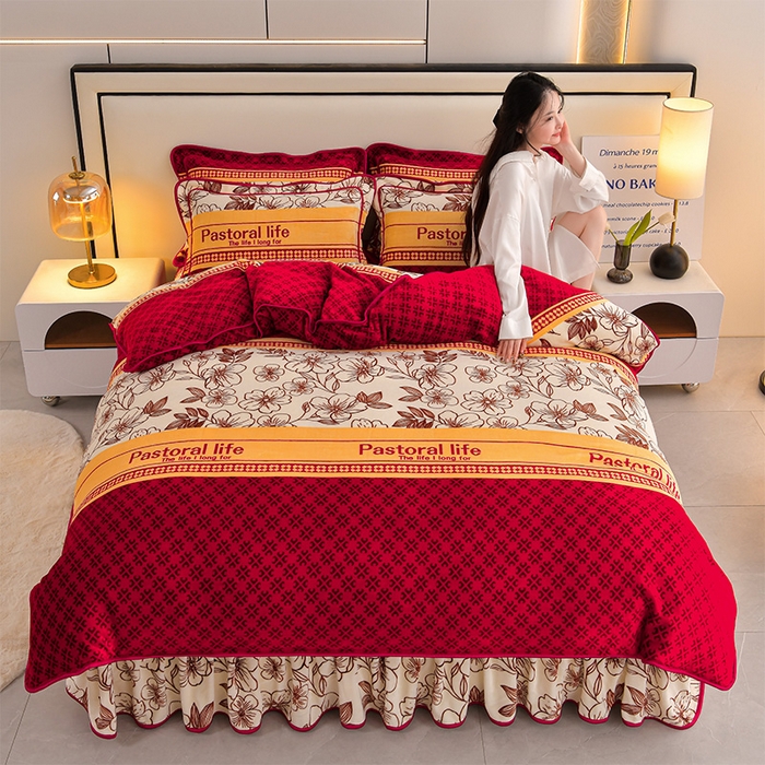 91家纺网 家纺一手货源 找家纺 馨梦缘 2025新款小包边款牛奶绒8.5斤高克重牛奶绒金雕绒床裙款四件套 爱的花海