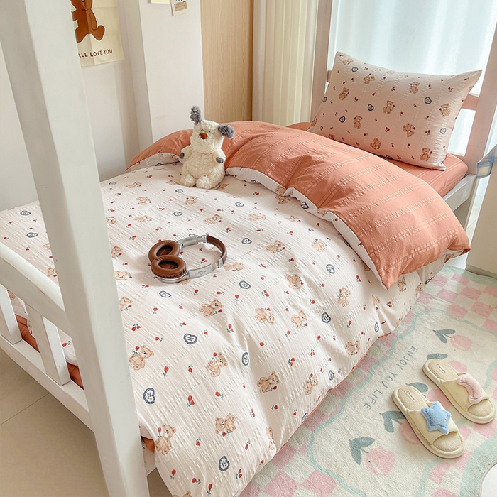 91家纺网 家纺一手货源 找家纺 安哆啦家纺 2024新款A类有氧泡泡纱云纱棉学生季宿舍床三四件套 采花熊