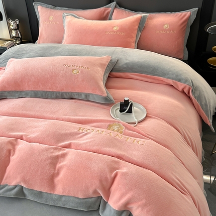 91家纺网 家纺一手货源 找家纺 莱凯家纺 2025新款牛奶绒双拼绣花四件套-山茶 山茶（粉+灰）